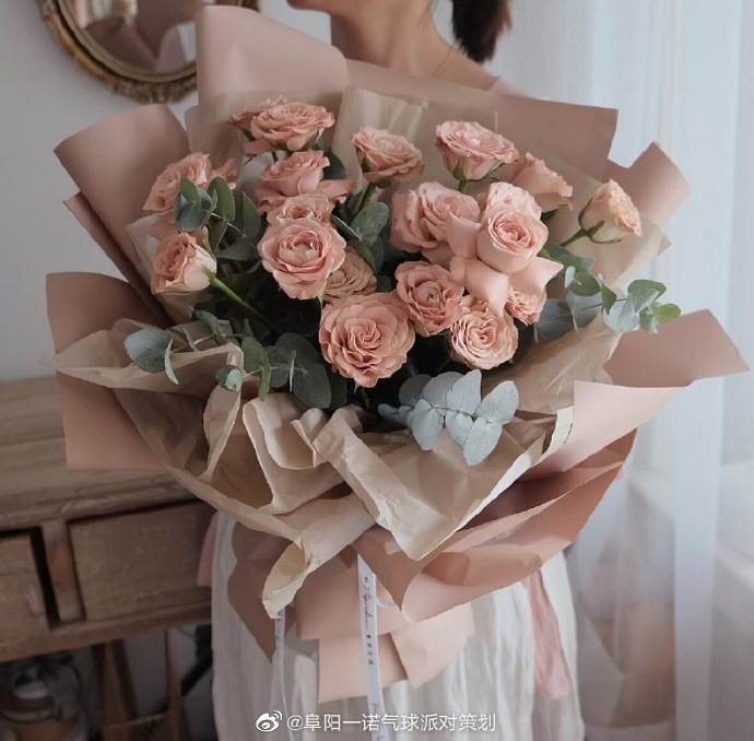 卡布奇诺玫瑰的完美搭配，打造浪漫花艺的秘诀